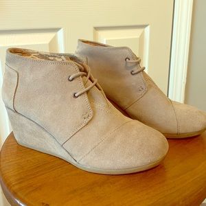 TOMS Desert Wedge Booties, tan suede